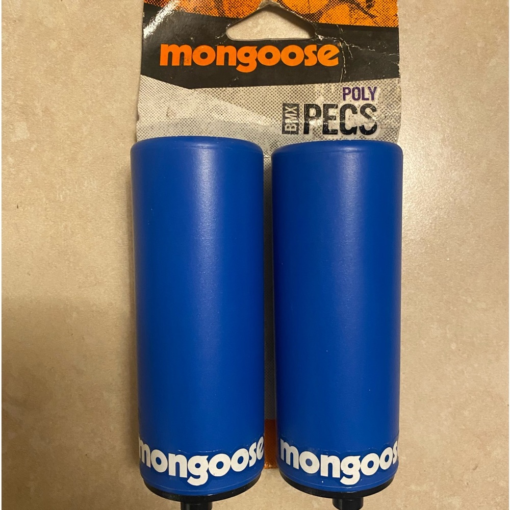 Mongoose Poly BMX pegs in BLUE (BRAND NEW)